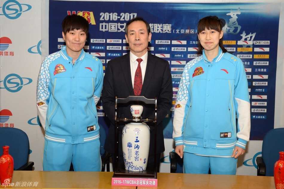 老将张帆左手缠着厚厚的白色绷带，却用右手坚定地将总冠军奖杯高高举过头顶，眼中闪着泪光，这一幕成为当晚最令人动容的画面，诠释了何为真正的体育精神。