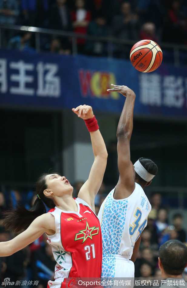 京城玫瑰再绽放!北京女篮横扫八一八年三度加冕WCBA王座 北京女篮高颂在篮下以灵巧的假动作晃开防守,手腕轻抖,写意般地将球挑入篮筐。