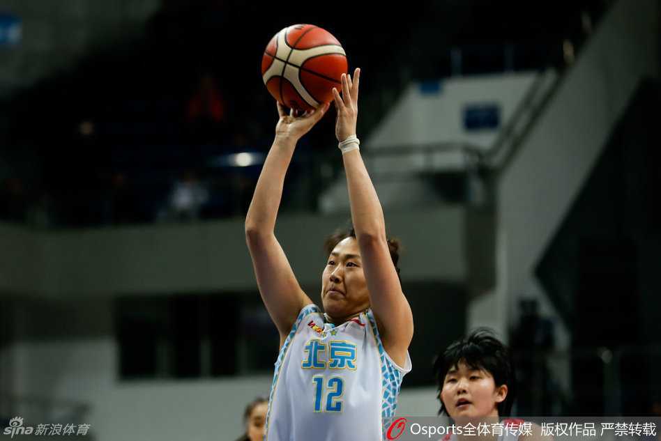 京城玫瑰再绽放!北京女篮横扫八一八年三度加冕WCBA王座 篮协主席姚明亲临首钢体育馆,神情专注地为即将开赛的北京女篮和八一女篮助威。