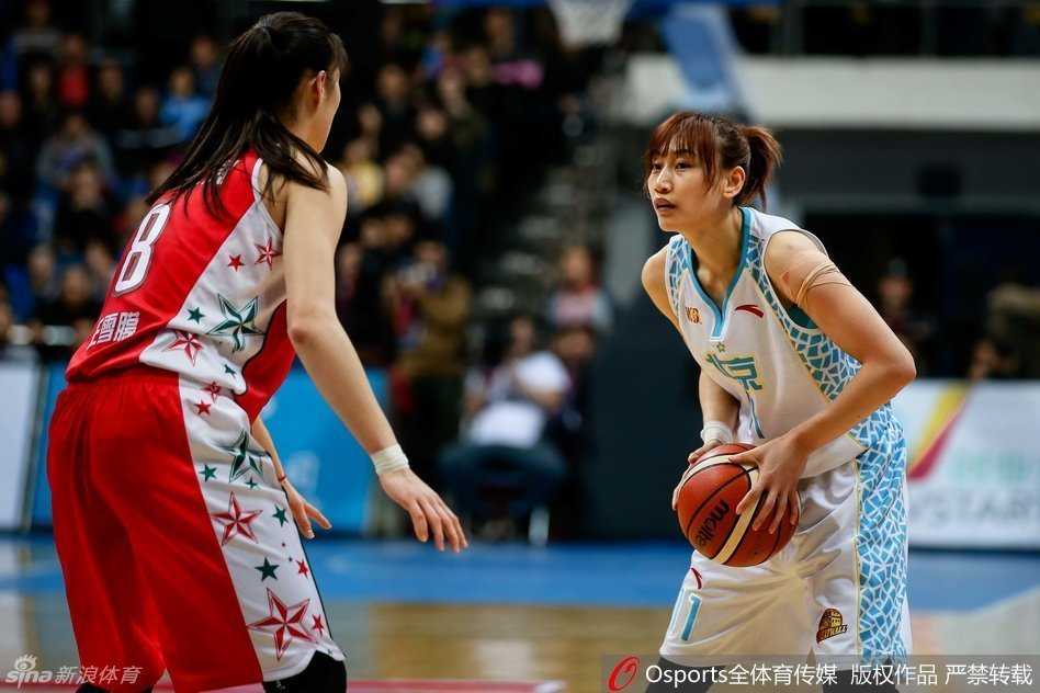 京城玫瑰再绽放!北京女篮横扫八一八年三度加冕WCBA王座 北京队外援福尔斯送出精准传球后迅速空切,队友心领神会,皮球即将穿透八一队的防线。