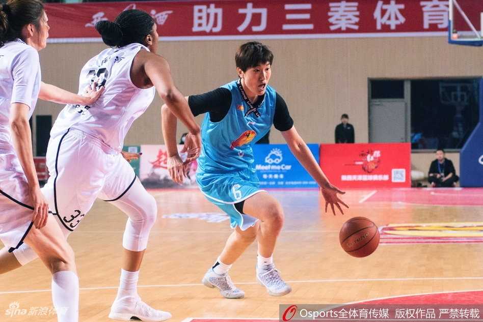 北京队外援福尔斯摘下篮板后遭遇包夹，她高举高打，肌肉线条分明充满力量感