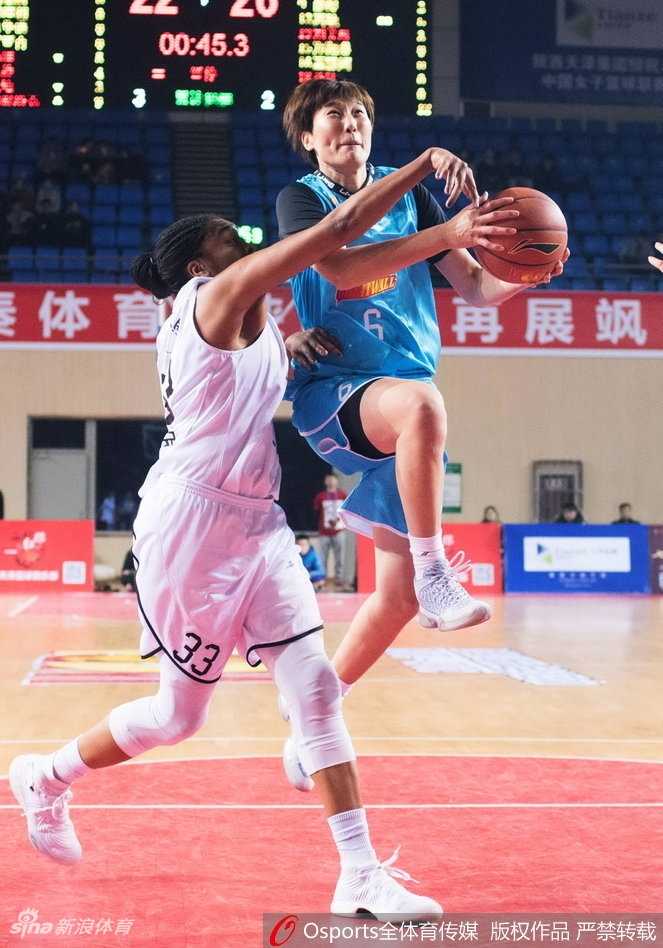 陕西队高珊在快攻中接球出手，身姿舒展，眼神紧盯着飞向篮筐的篮球