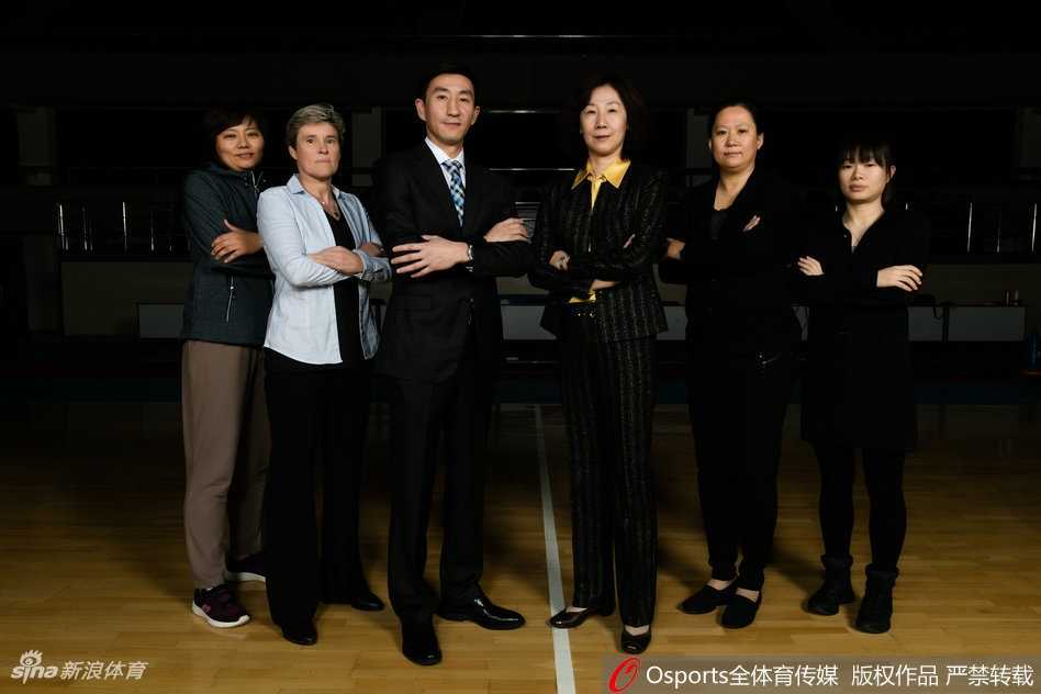 京城玫瑰绽放时:北京女篮新赛季写真与王朝背后的故事 年轻队员齐钰在热身中专注拉伸,稚嫩的面孔下是渴望为球队贡献力量的决心。