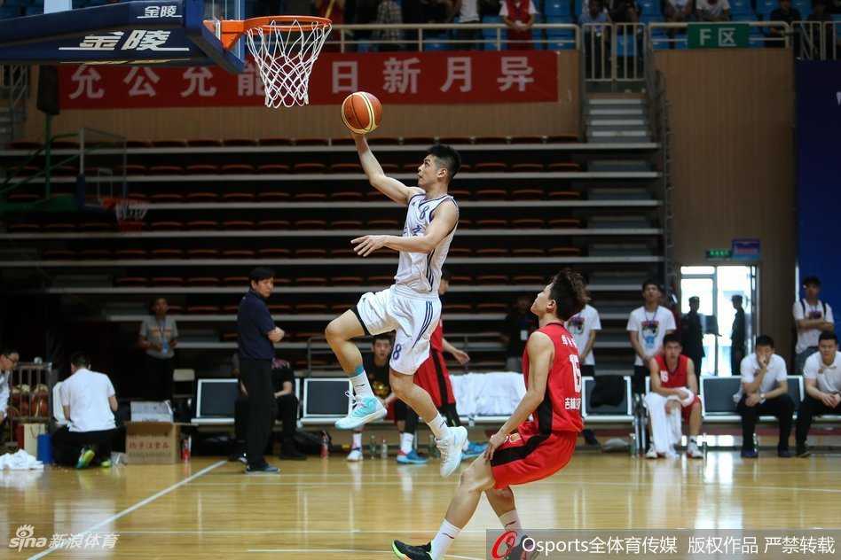 方硕沉着指挥队友跑位，眼神专注地观察场上防守变化，组织核心风采尽显