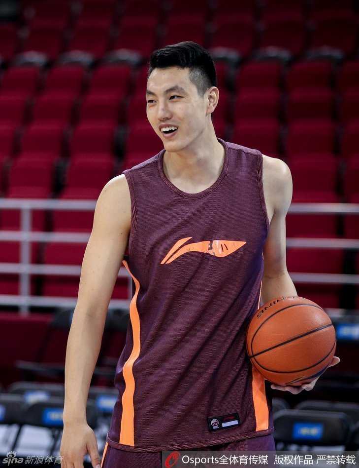 “翟晓川面带微笑心情颇佳，轻松的神态预示着这位锋线尖刀已为接下来的恶战储备好了充足体能。”