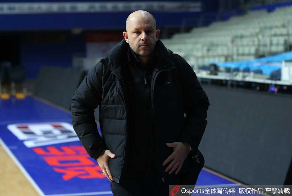 京城男篮绝境迎回核心 团队篮球期待续写传奇 训练场上,杰克逊在三分线外从容出手,篮球在空中划过一道彩虹般的弧线,身后的替补球员目光紧紧追随,期待着这颗定心丸能带来胜利的转机。