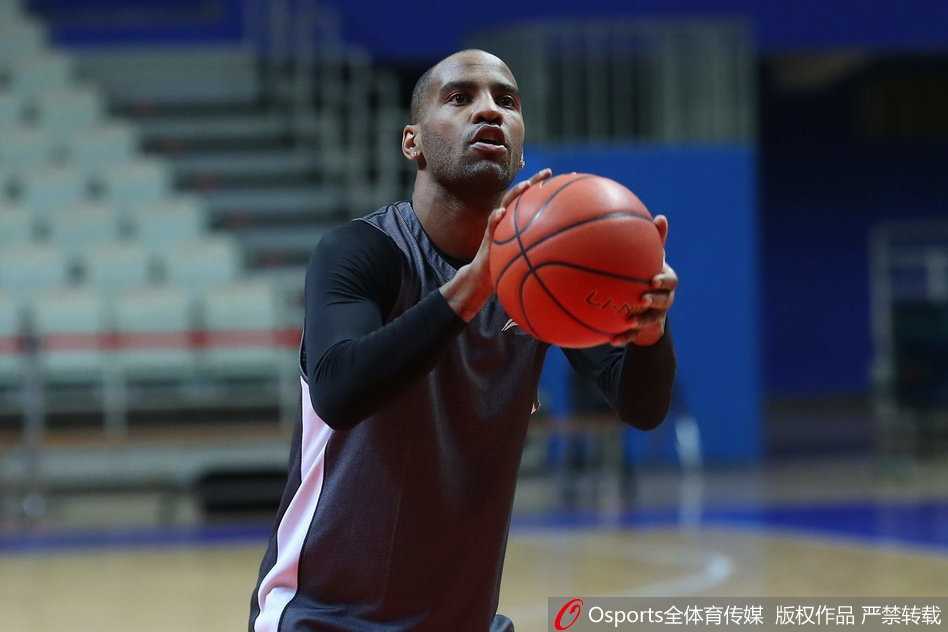 京城男篮绝境迎回核心 团队篮球期待续写传奇 灯光聚焦的赛场地板上,杰克逊运球穿越全场,眼神中透露出回归战阵的坚定与专注,仿佛要将过去一个月缺席的遗憾都在此刻弥补。