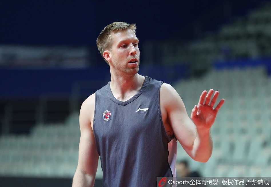 京城男篮绝境迎回核心 团队篮球期待续写传奇 训练结束,杰克逊加练着折返跑,空旷的球馆里只剩下他沉重的呼吸声和球鞋摩擦地板的吱吱声,这是大战前夕,属于战士的孤独与执着。