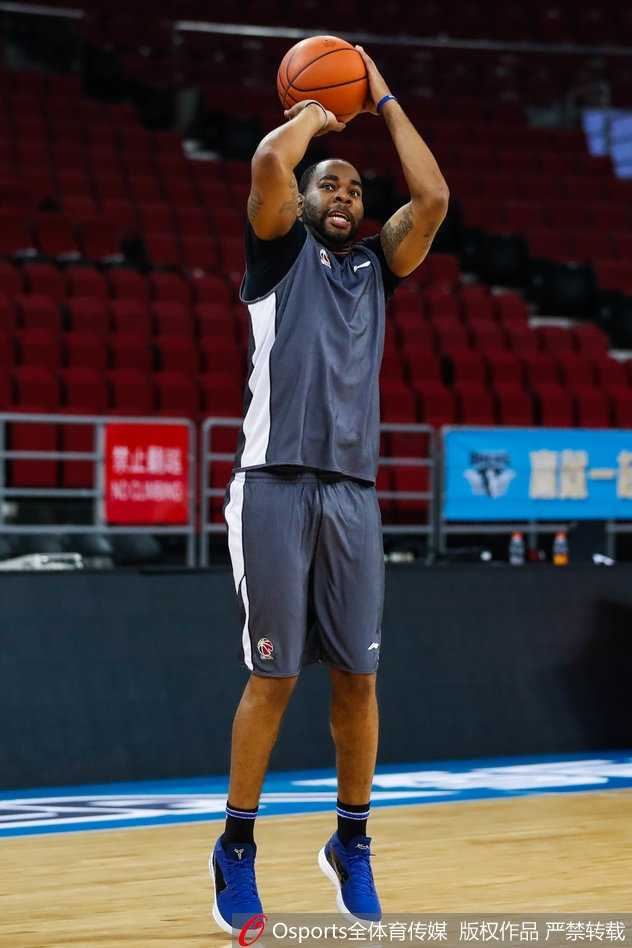 京城男篮静候季后赛首战 方硕率队苦练投篮 在训练师的协助下,方硕进行高强度的对抗投篮练习,每一个动作都力求标准,汗水早已浸透了训练服。