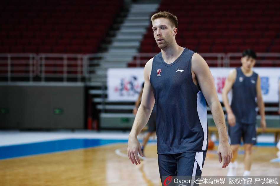 京城男篮静候季后赛首战 方硕率队苦练投篮 队宠?杰克逊在训练中也不甘示弱,他与方硕在场下交流着投篮心得,良好的队内氛围是球队前进的动力。