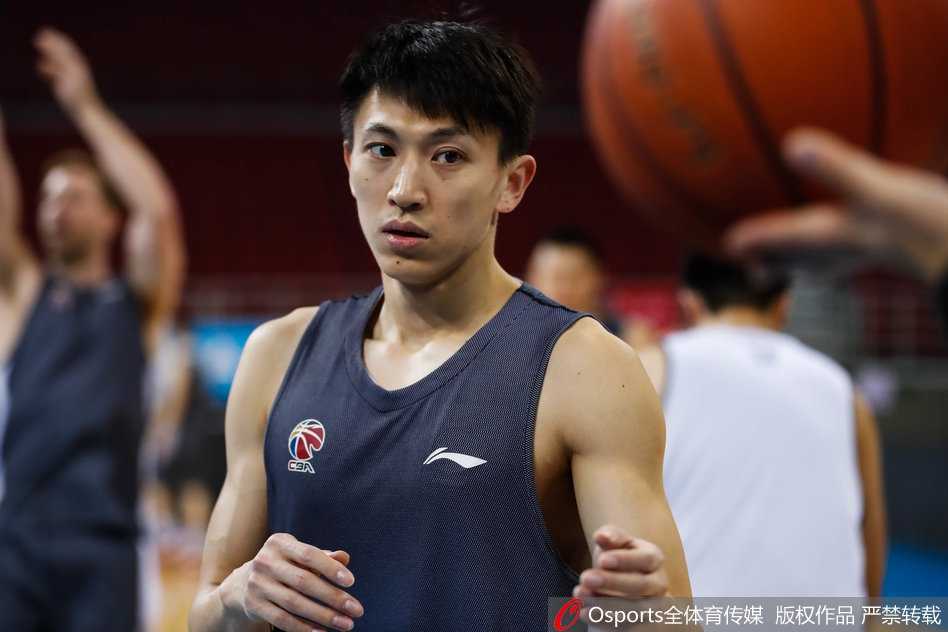 京城男篮静候季后赛首战 方硕率队苦练投篮 夕阳的余晖洒在空荡荡的看台上,训练接近尾声,方硕加练了最后一组投篮,篮球空心入网的声音格外动听。