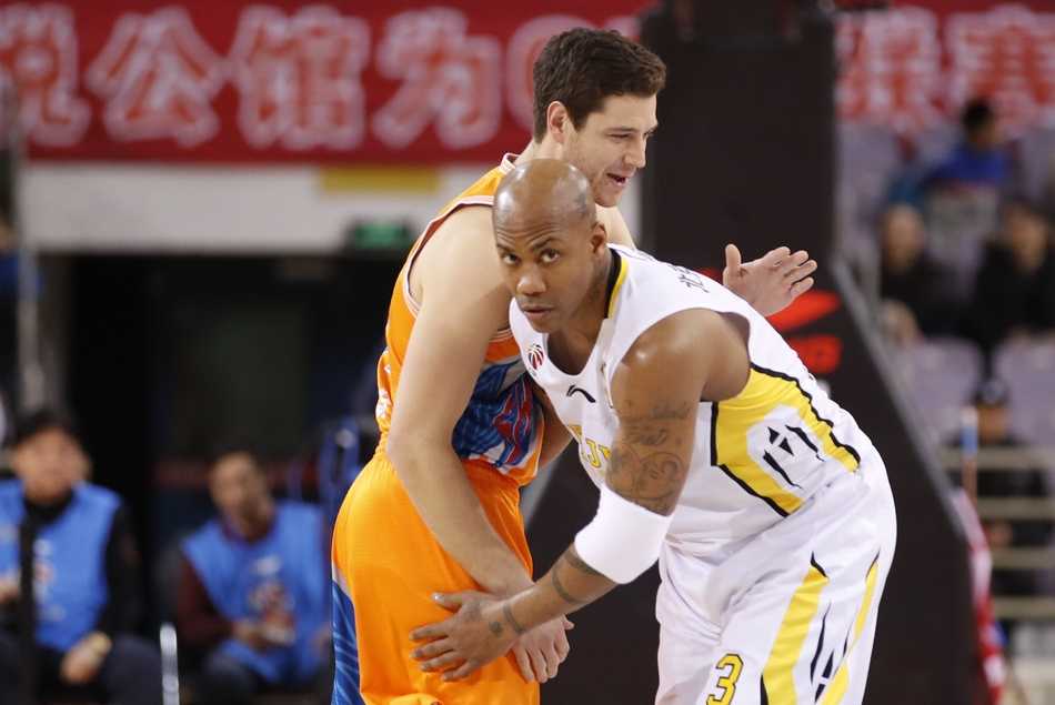 京城的寒夜与不熄的战火:北控双加时憾负上海,马布里时代的热血一页 兰多夫迎着上海队中锋张兆旭的长臂,依然强硬地将球放入篮筐,肌肉的碰撞声仿佛穿透了图片,让人感受到内线搏杀的残酷。