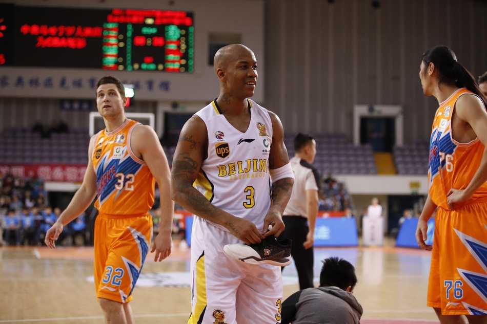 京城的寒夜与不熄的战火:北控双加时憾负上海,马布里时代的热血一页 终场哨响,北控队员紧紧拥抱在一起,马布里高举手臂握紧拳头,怒吼声响彻奥体中心,庆祝这场死里逃生的胜利。