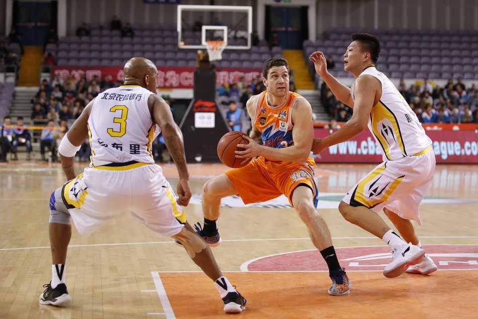 京城的寒夜与不熄的战火:北控双加时憾负上海,马布里时代的热血一页 杨敬敏在底角接球后瞬间起跳,手腕柔和地轻轻一抖,篮球带着旋转飞向篮筐,眼神中充满了不容置疑的自信。