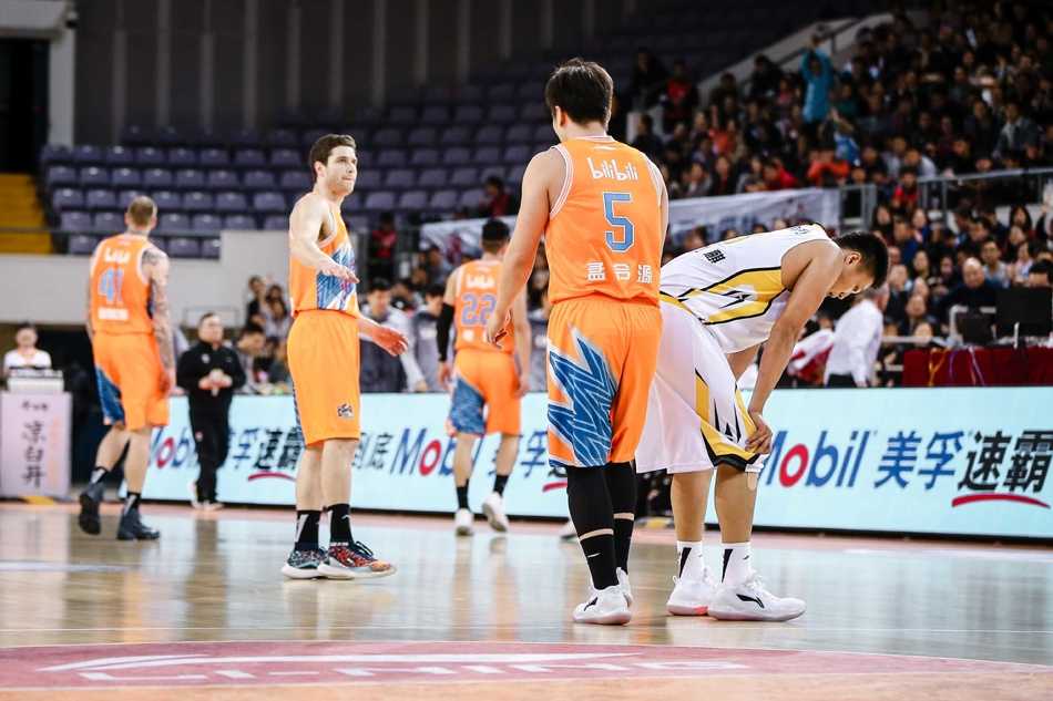 京城的惊险胜利:北控拒上海逆转豪取四连胜 阿巴斯命中关键三分后振臂高呼,队友们疯狂冲向他,这一刻他成为了奥体的英雄