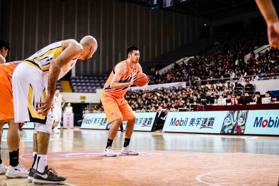 京城的惊险胜利:北控拒上海逆转豪取四连胜 弗雷戴特下半场彻底爆发,迎着防守飚中高难度三分,眼神中燃烧着反扑的火焰