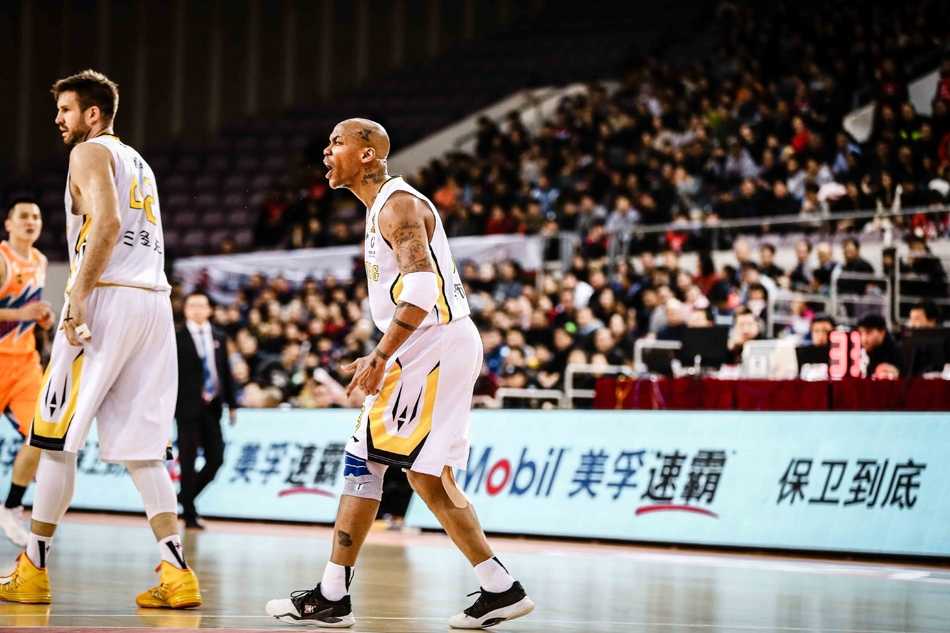 京城的惊险胜利:北控拒上海逆转豪取四连胜 马布里鬼魅般的突破,右腿开路如尖刀般撕开上海防线,老将的执着写满脸上