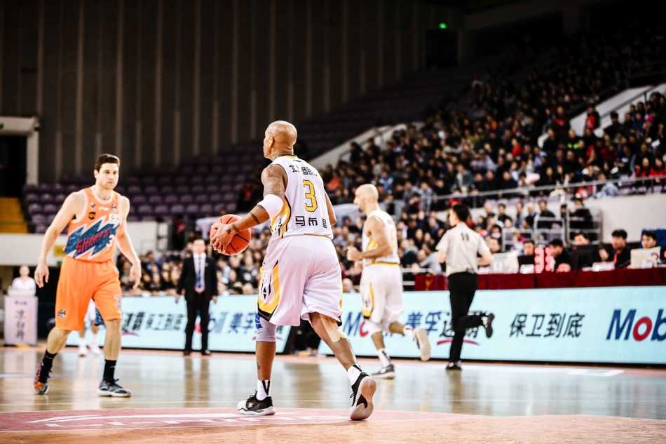 京城的惊险胜利:北控拒上海逆转豪取四连胜 兰多夫在对手内线群中高高跃起,如猛兽般将球砸进篮筐,引爆全场激情