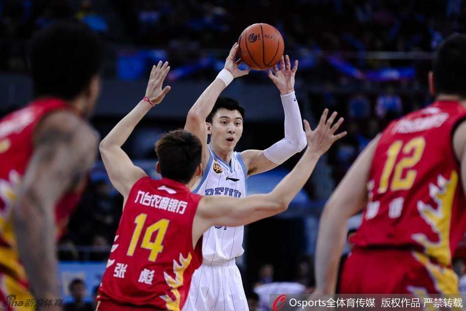 北京首钢众将围在一起怒吼庆祝，团队篮球的凝聚力在这一刻完美展现。