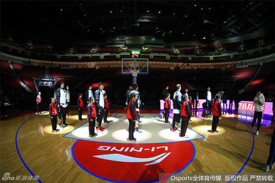 京城盛宴,星光熠熠:二零一七CBA全明星周末彩排及正赛全景回顾 彩排现场,北区队的球员们围成一圈,伴随着整齐有力的击掌和呐喊声,气氛热烈高涨,团队的斗志在这一刻被瞬间点燃。