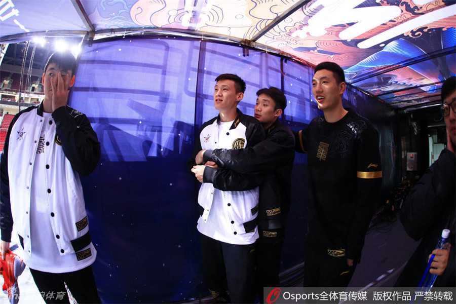 京城盛宴,星光熠熠:二零一七CBA全明星周末彩排及正赛全景回顾 南区明星队球员在舞台灯光下认真排练出场队形,顾全做出标志性的“机关枪扫射”动作,为晚上的正式演出做最后准备。