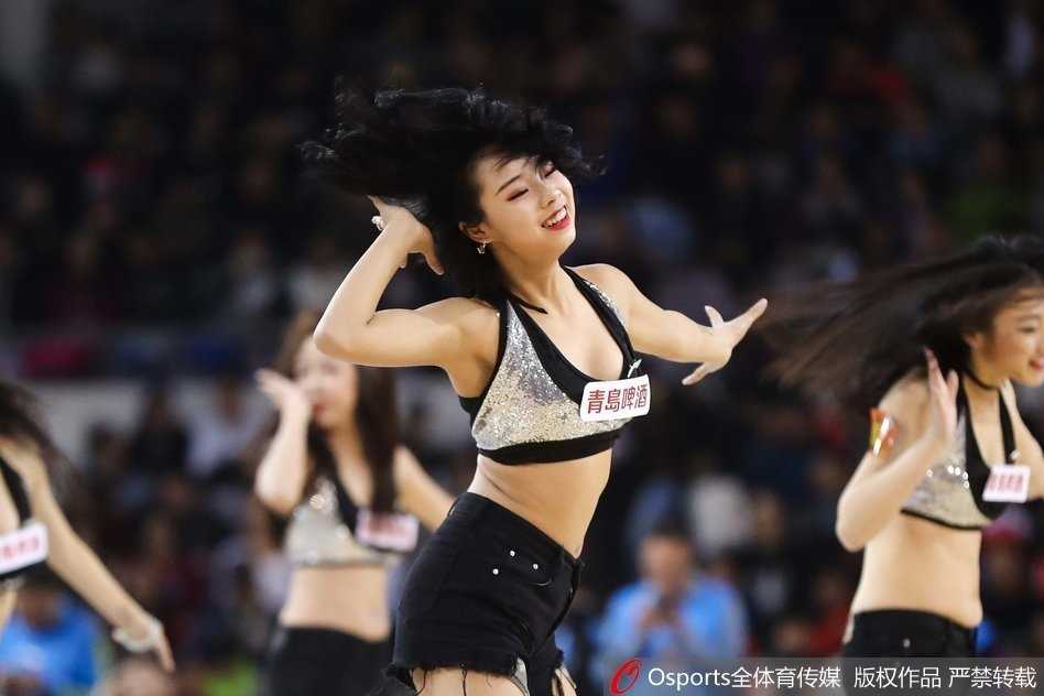 京城篮坛巅峰对决 篮球宝贝热舞燃爆赛场 宝贝们摆出帅气利落的开场造型,修长身姿在灯光下显得格外挺拔