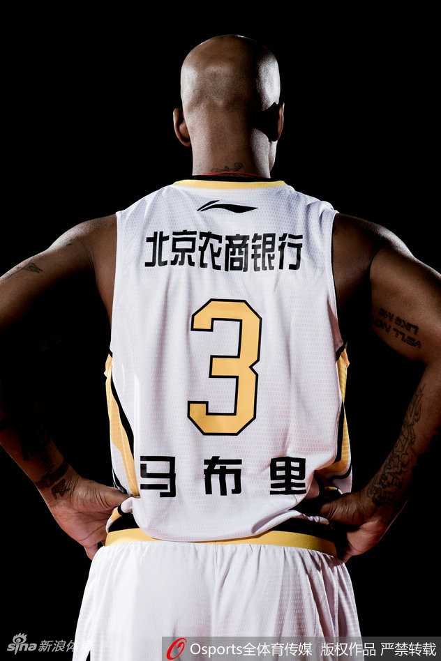 小将许梦君在镜头前略显羞涩，但眼神中却藏着初生牛犊不怕虎的锐气与灵动。