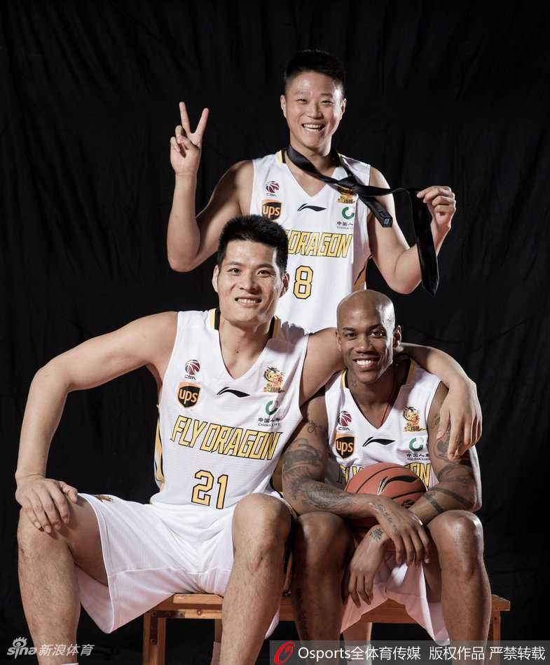 北控众将围拢而立，坚毅的目光与攥紧的拳头，无声宣告着新赛季的雄心壮志。