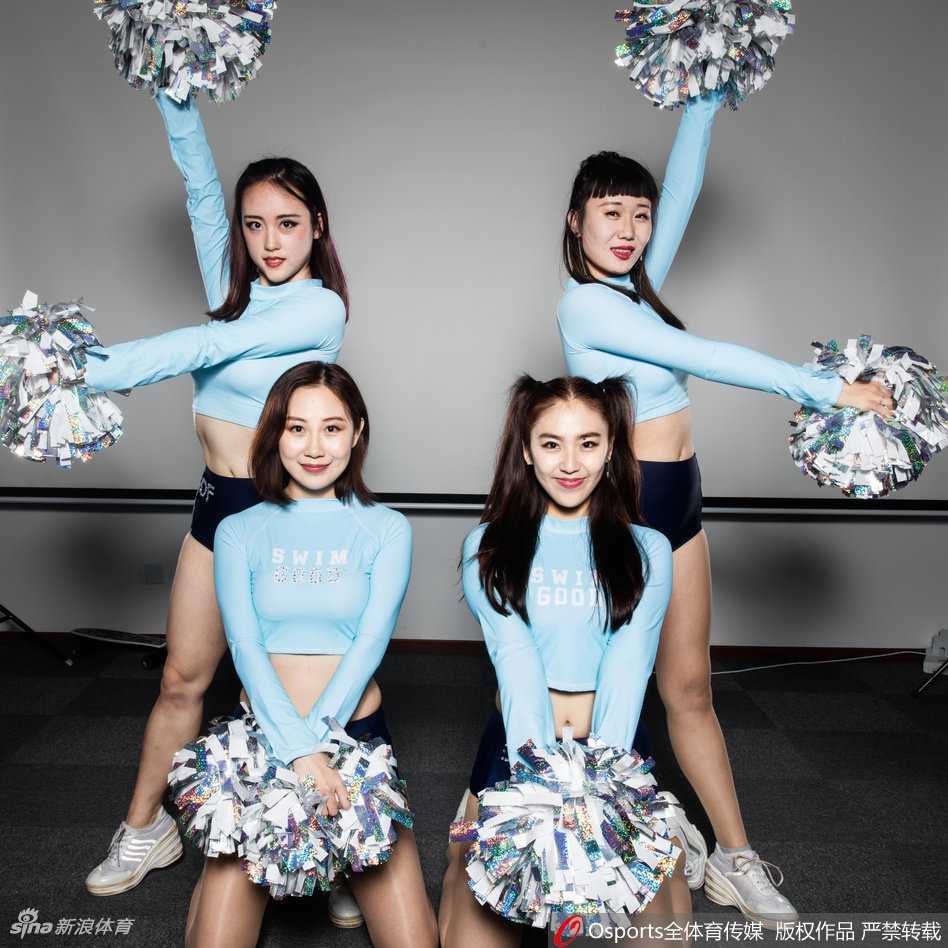 高难度的队形排列中，领舞队员被环绕托起，绽放的笑容如花朵般灿烂，彰显团队无间的信任与默契