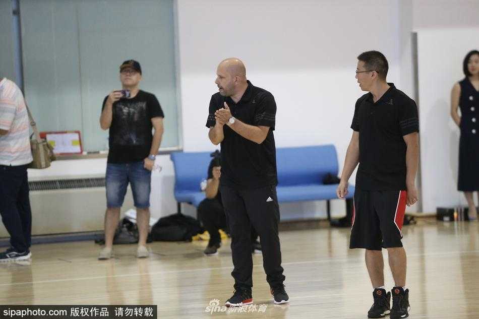 京城篮坛迎新章 首钢众将启征程 大外援贾斯汀·汉密尔顿在训练中高高跃起,完成了一次势大力沉的单手劈扣,他修长的身形和出色的运动能力展露无遗。