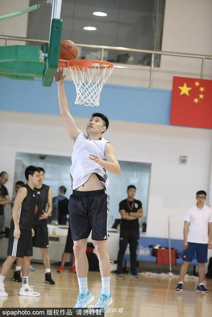 京城篮坛迎新章 首钢众将启征程 方硕在训练中突破分球,动作舒展流畅,作为队中的老将,他正努力帮助新援们更好地融入这个充满冠军底蕴的集体。