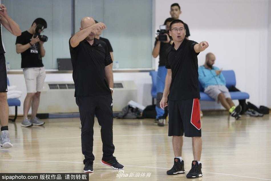 京城篮坛迎新章 首钢众将启征程 训练场上,新援杰克逊持球面对防守,他运球节奏多变,眼神中透露出洞察全局的冷静,准备随时为队友送出妙传。