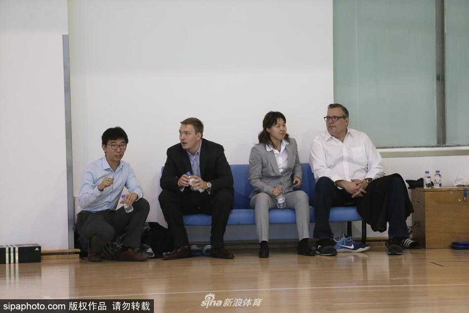 京城篮坛迎新章 首钢众将启征程 主帅雅尼斯神情专注地在场边指挥,他用手势和呼喊调动着场上的每一名球员,将全新的战术理念植入这支崭新的球队。