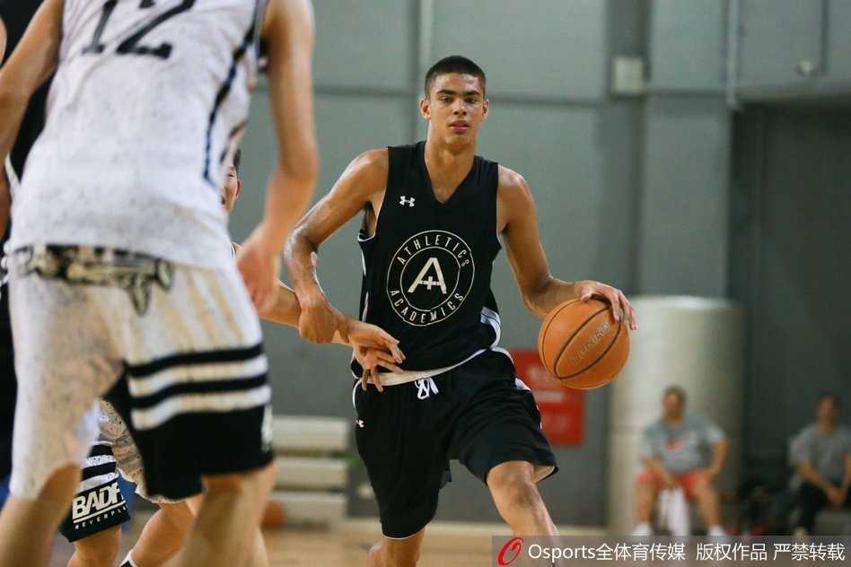 京城篮坛青春对决:北京四中激战美国联队七分之差 北京四中核心球员齐麟在三人包夹下强行起跳,他眼神坚毅地盯着篮筐,身体在空中形成一张弓,这关键一投承载着全队反超比分的希望。