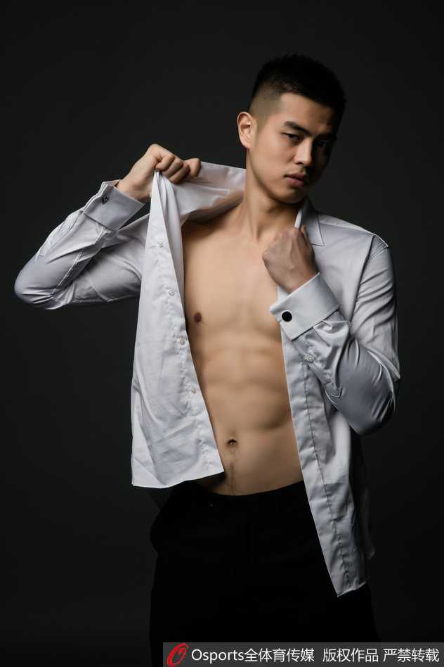 京城篮球俊杰方硕:光影之间雕琢完美体魄 方硕低头沉思,颈部与锁骨线条硬朗,胸肌中缝深邃,展现出东方男性独有的含蓄与力量美