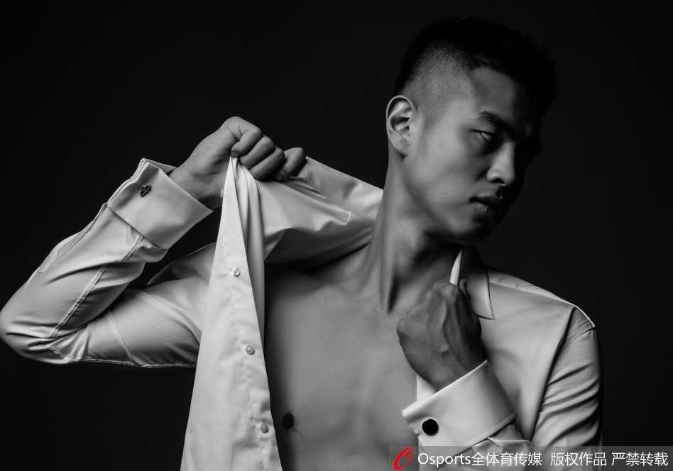 京城篮球俊杰方硕:光影之间雕琢完美体魄 方硕双手抱头,手臂二头肌紧绷鼓起,腹肌排列如巧克力块般整齐,力量感几乎要溢出画面