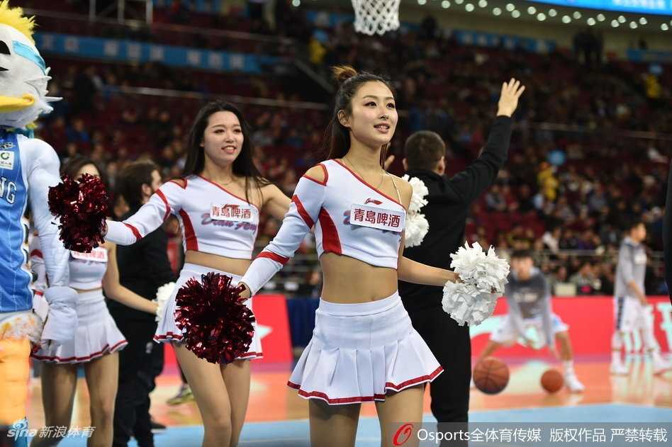 表演进入高潮，一名篮球宝贝正完成一个优美的转身动作，裙摆随风轻扬，她专注的眼神紧紧锁定着镜头的方向，将力与美完美融合在这一瞬间。