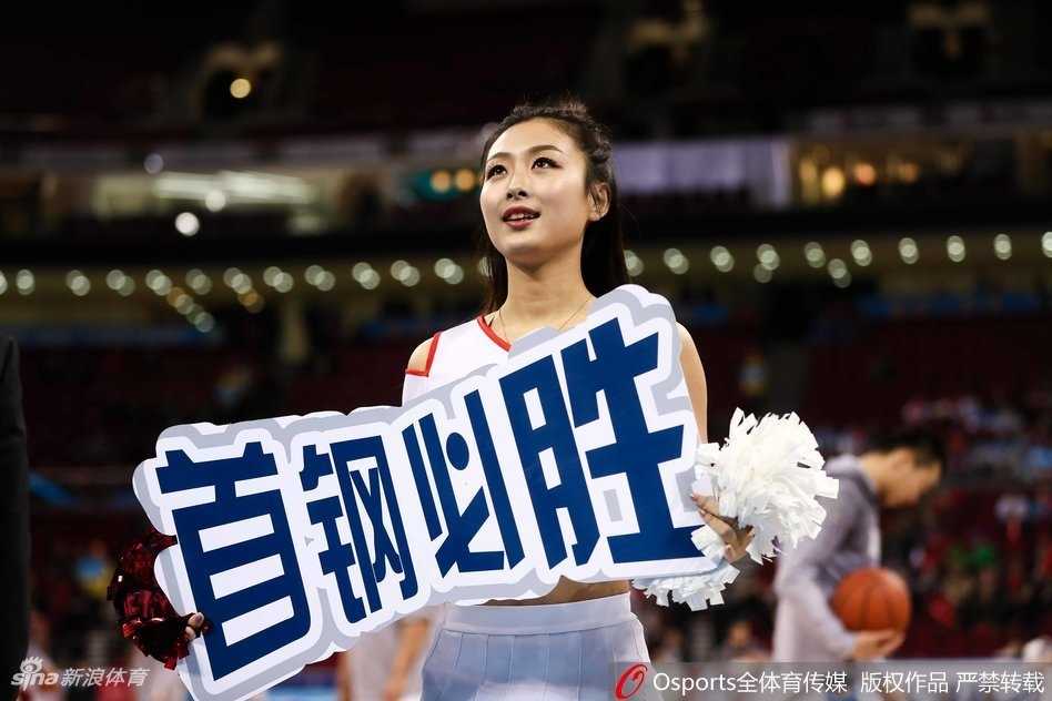 在炫目的舞台灯光下，几位篮球宝贝排成一列，整齐地跳起踢踏舞步，她们修长的腿部线条在光影交错中显得格外迷人，整个画面充满了健康向上的力量感。