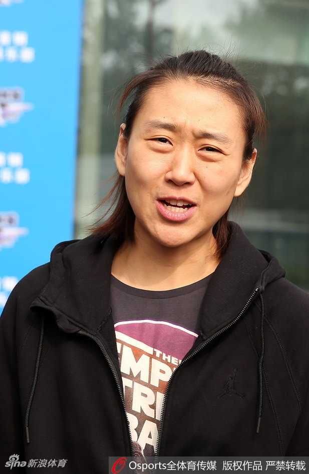 京城篮球寒冬前集结 丁宁送暖阳晓宇坐轮椅不言弃 脚踝严重扭伤的刘晓宇坐着轮椅参加出征仪式,尽管行动不便,但他的到场本身就是一种激励和态度的展示。