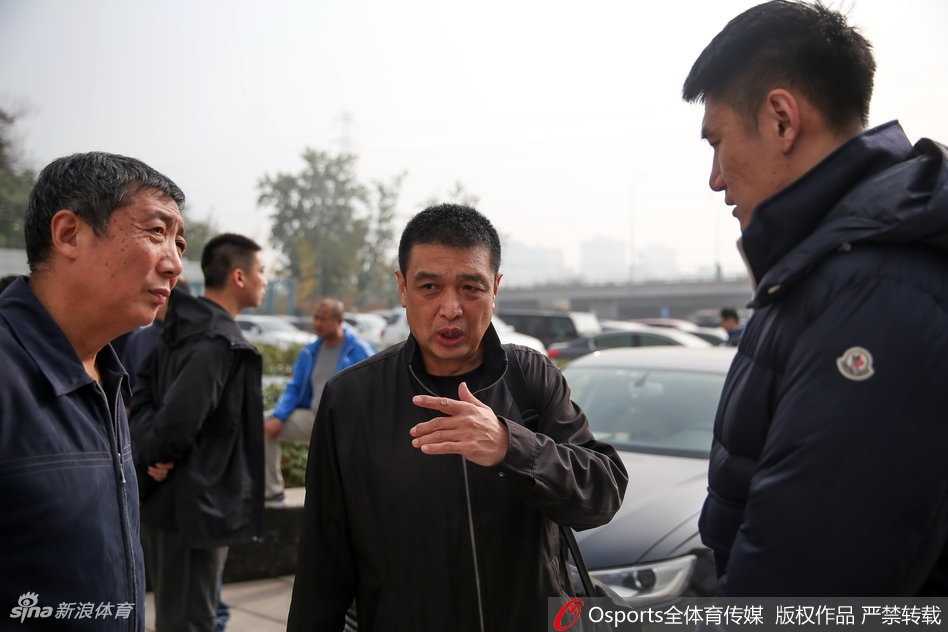 京城篮球寒冬前集结 丁宁送暖阳晓宇坐轮椅不言弃 北京首钢男篮全队在出征仪式上整齐列队,他们目光如炬,蓄势待发,准备在新赛季的CBA赛场上大展宏图。