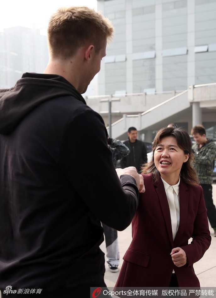 京城篮球寒冬前集结 丁宁送暖阳晓宇坐轮椅不言弃 北京首钢男篮队员方硕在出征仪式上神情专注,作为球队的重要一员,他将在新赛季承担起更重的责任。