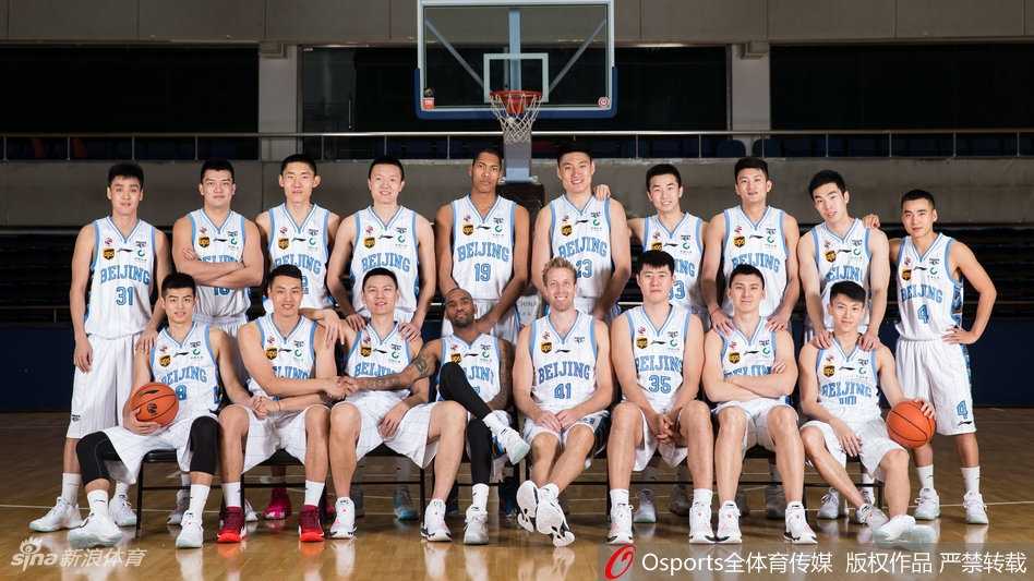 刘晓宇目光如炬，运球瞬间仿佛猎豹出击，新赛季他将是串联全队进攻的关键大脑。