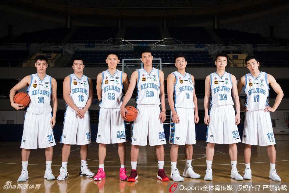 翟晓川与朱彦西并肩而立，一个刚毅勇猛，一个沉着冷静，他们共同筑起了首钢男篮最坚固的锋线屏障。