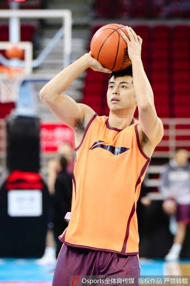 北京队训练气氛热烈，球员们轮番上阵进行投篮练习，篮球在空中划出优美的弧线。