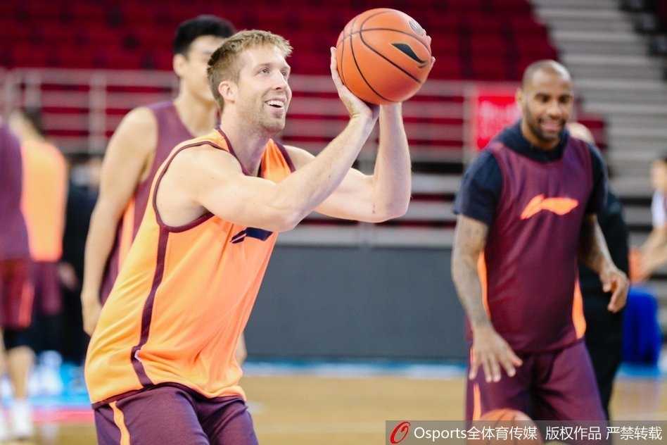 北京首钢训练课上，球员们正在进行高强度的战术配合演练，场上充满了呼喊声。