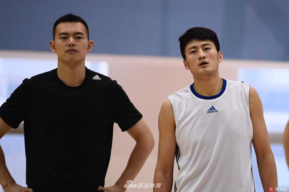 训练课尾声，全体队员在中圈附近围成紧密的圆圈，雅尼斯站在其中振臂高呼，队员们齐声回应，团队凝聚力和归属感在这一刻展现得淋漓尽致。