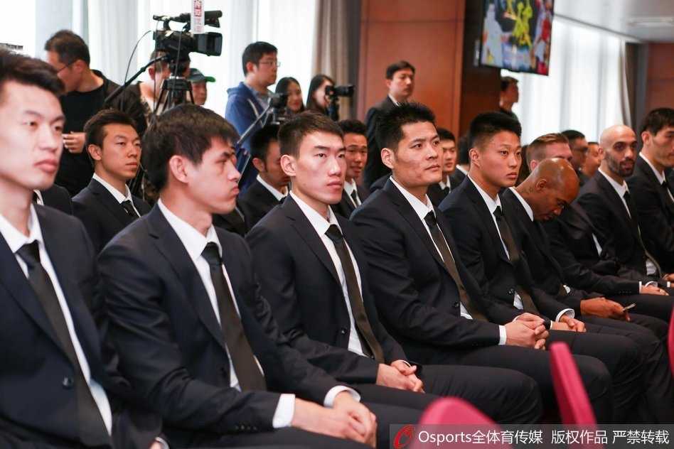 出征仪式现场，马布里紧握双拳，眼神坚毅地望向远方，身后的大屏幕闪烁着“突破”的口号，仿佛在向所有质疑他年龄的人发出无声的宣战。