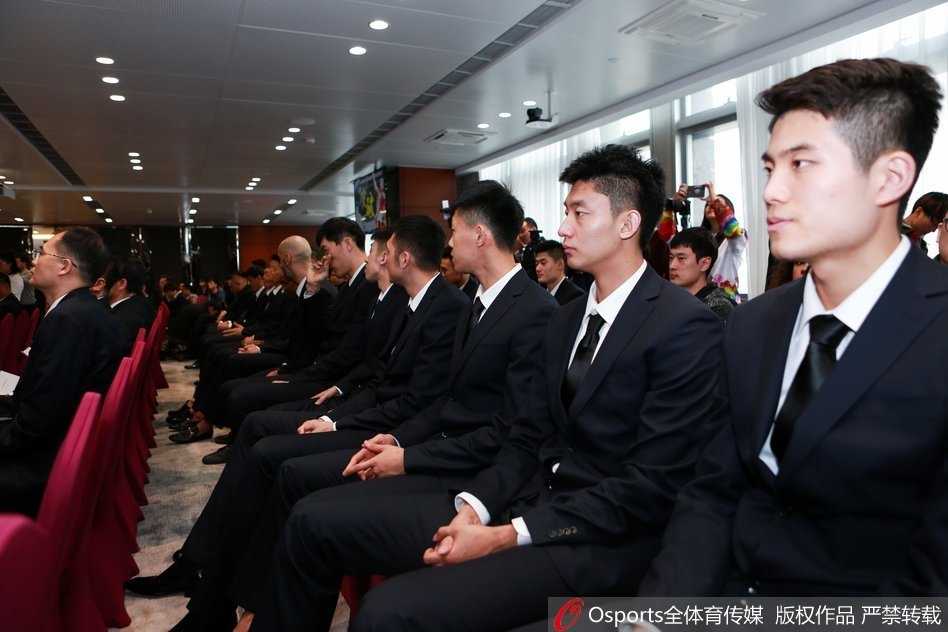 全队将士身着修身正装整齐列队，马布里站在C位气定神闲，新援兰多夫与阿巴斯分列两侧，一支全新战舰的豪华阵容在此刻定格。