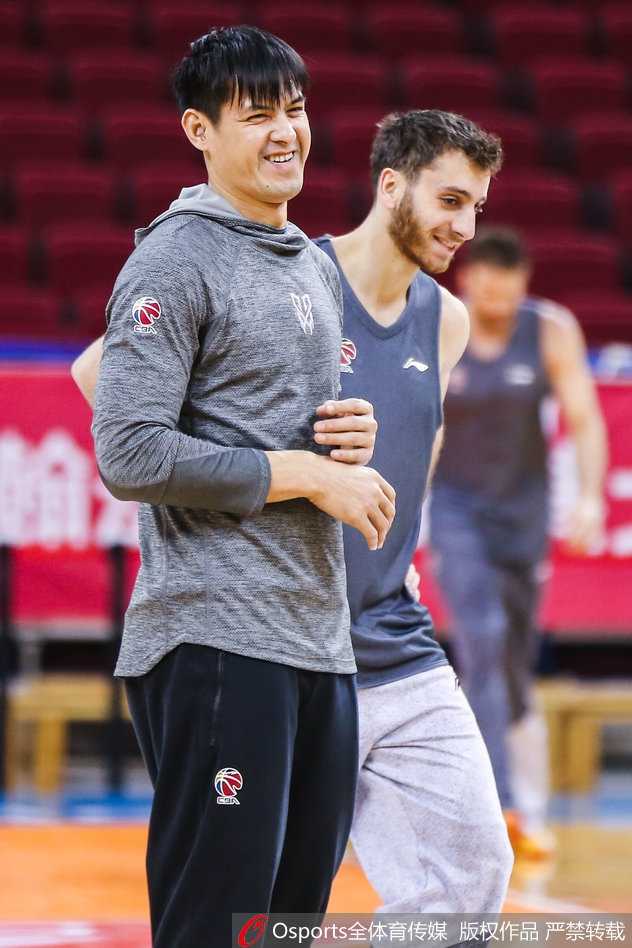 队友在篮下进行投篮练习，马布里站在一旁双手叉腰静静观察，这一刻他不仅是队友，更像是场边的教练在思考战术布局。