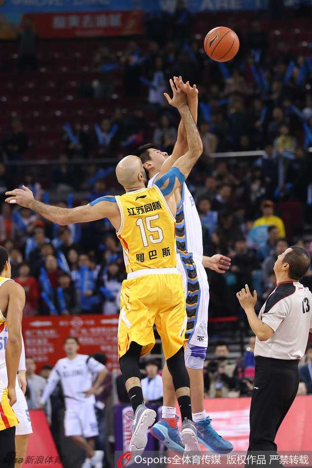 京城篮球烽火再起 马布里传人方硕书写新章 方硕在对方干扰下完成高难度上篮,身体在空中舒展,展现了极佳的核心力量